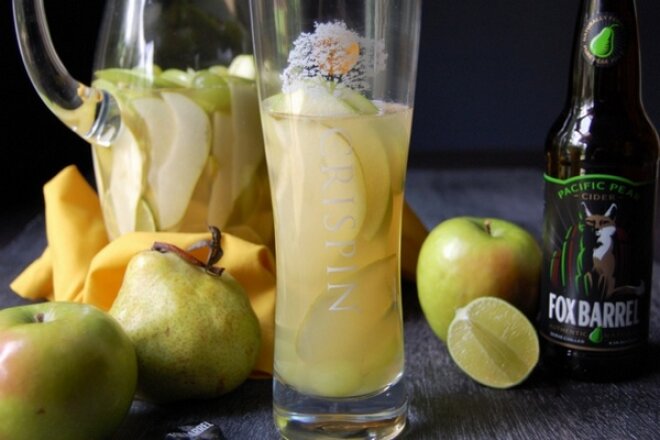 Сангрия с белым вином и фруктами