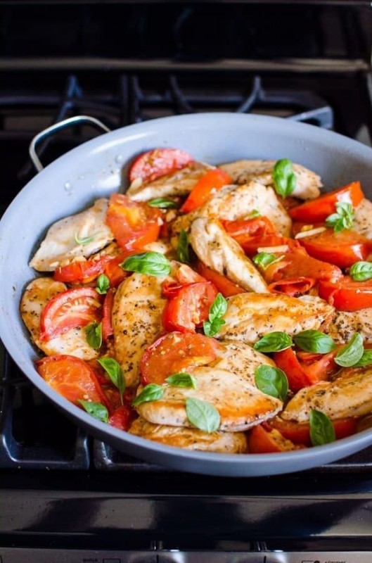 Куриная грудка с томатами и чесноком Куриная грудка с томатами и чесноком