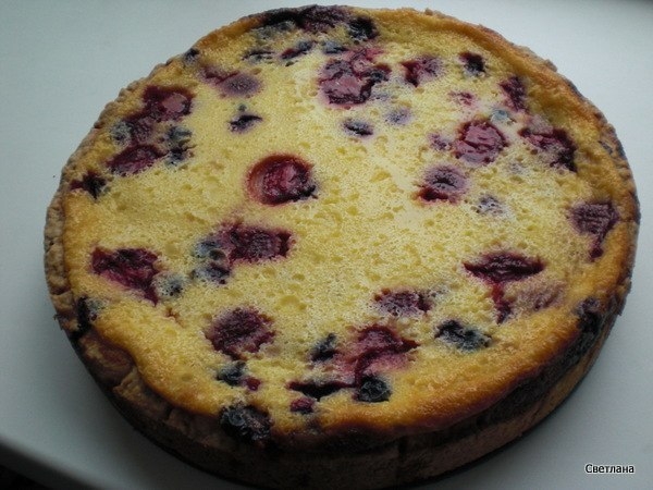 Фото к рецепту: Песочный ягодный пирог со сметанной заливкой