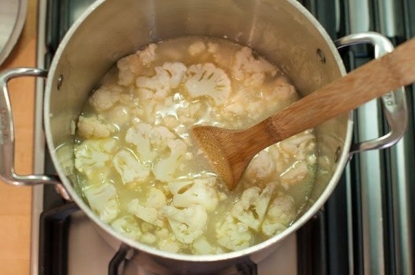 Фото к рецепту: Очень простой рецепт крем-супа из цветной капусты