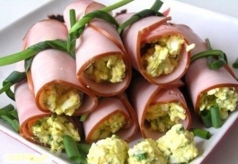 Фото к рецепту: Рулетики с чесноком и сыром