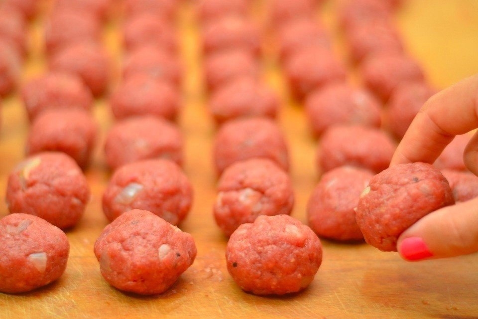 Фото к рецепту: Мясные шарики из говяжьего фарша под сливочным соусом
