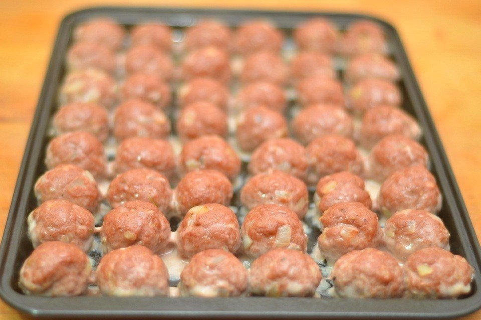 Фото к рецепту: Мясные шарики из говяжьего фарша под сливочным соусом
