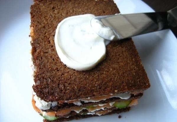 Фото к рецепту: Бутербродный торт с копченым лососем и мягким сыром.