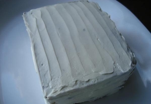 Фото к рецепту: Бутербродный торт с копченым лососем и мягким сыром.