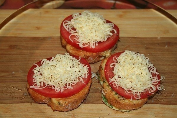 Фото к рецепту: Гренки с помидорами и сыром к завтраку