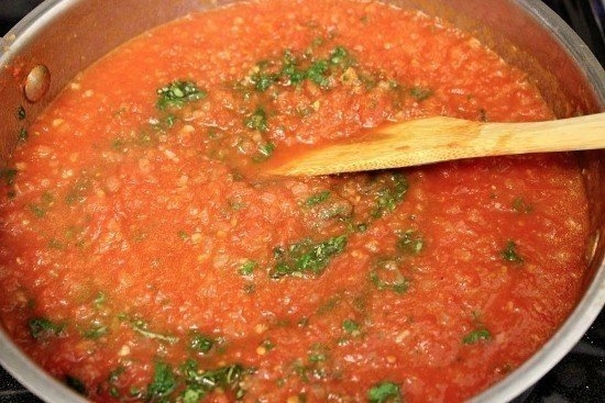 Фото к рецепту: Кальцоне с ветчиной и сыром под соусом маринара