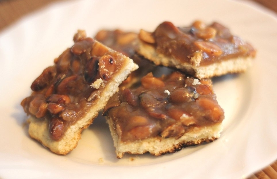 Фото к рецепту: Карамельное печенье с арахисом