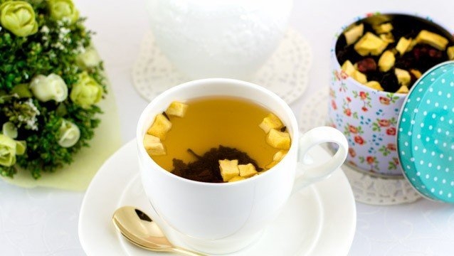 Фото к рецепту: Яблочный чай с клюквой и пряностями