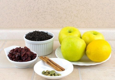 Фото к рецепту: Яблочный чай с клюквой и пряностями