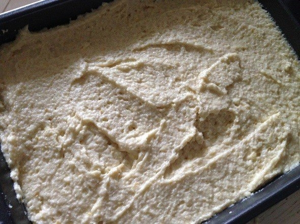 Фото к рецепту: Простой лимонный пирог из манки