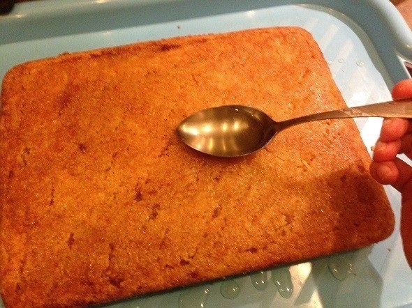 Фото к рецепту: Простой лимонный пирог из манки