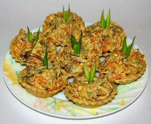 Фото к рецепту: Салат из телячьей печени с морковью и луком
