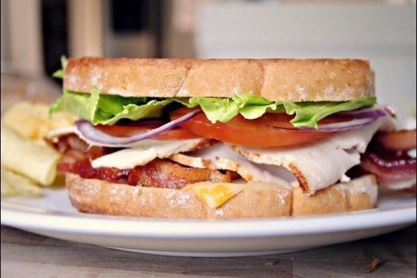 Фото к рецепту: Очень сытный сэндвич