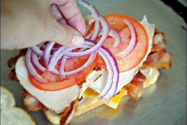 Фото к рецепту: Очень сытный сэндвич