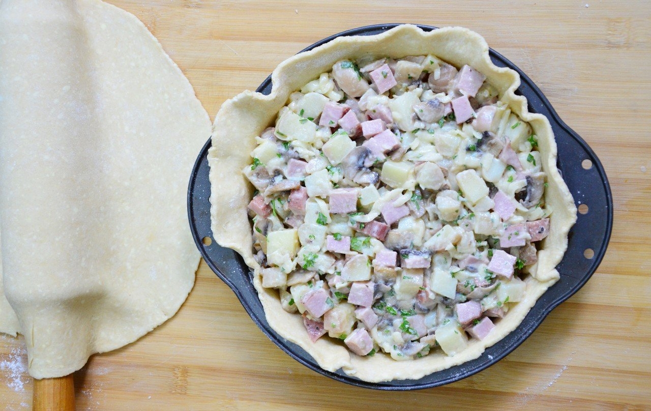 Фото к рецепту: Тарт с картофелем, ветчиной и грибами