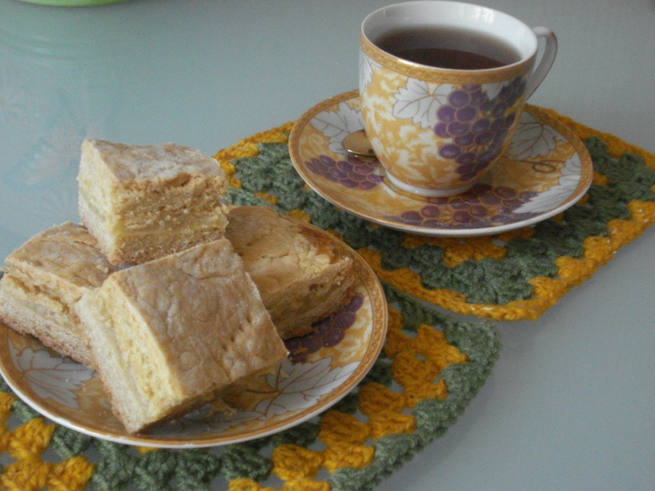 Фото к рецепту: Песочный пирог с лимонной прослойкой