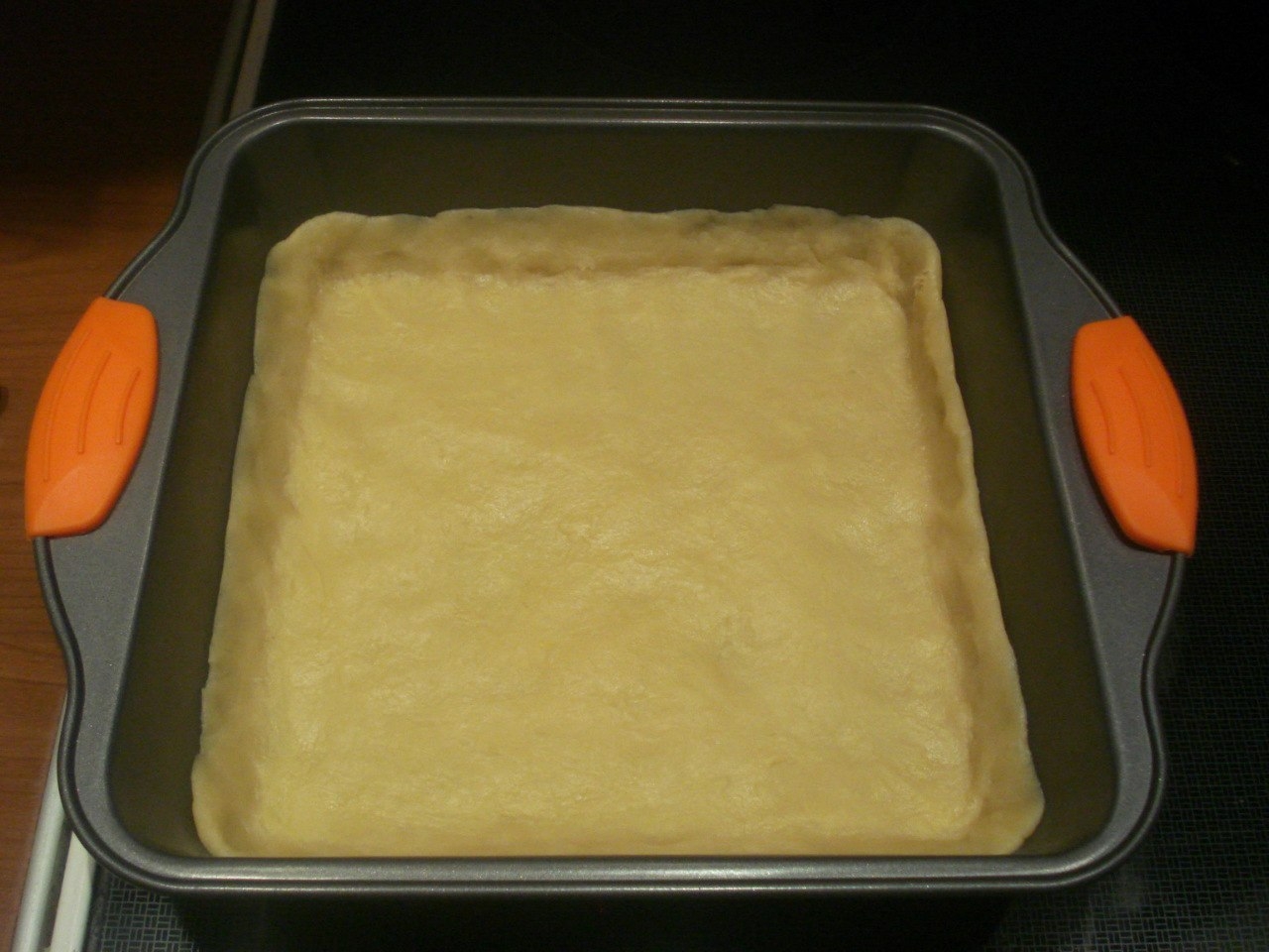 Фото к рецепту: Песочный пирог с лимонной прослойкой