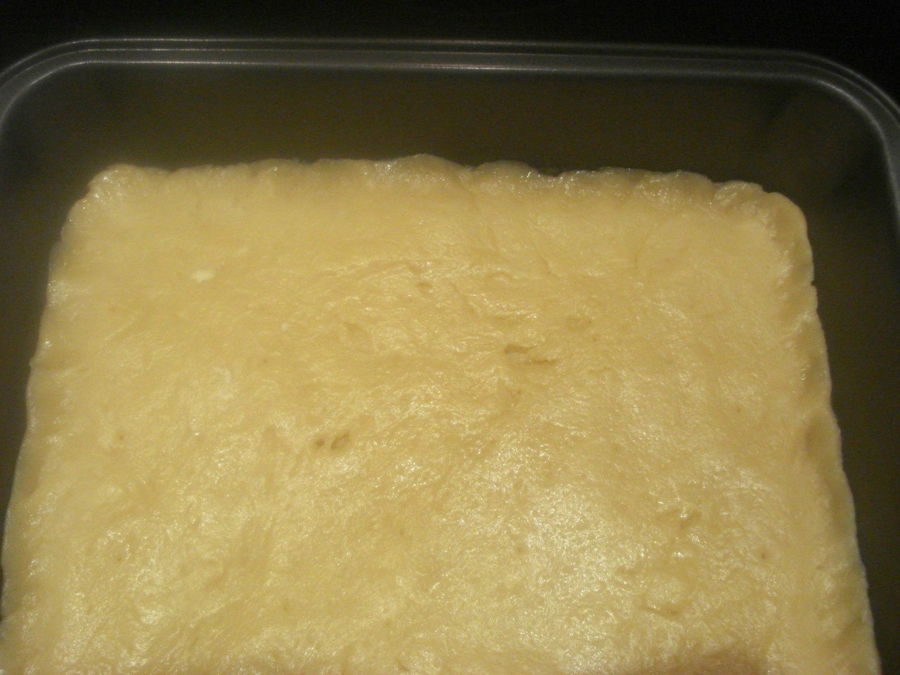 Фото к рецепту: Песочный пирог с лимонной прослойкой