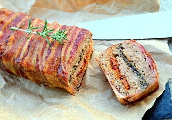 Фото к рецепту: Слоёная мясная запеканка в беконе