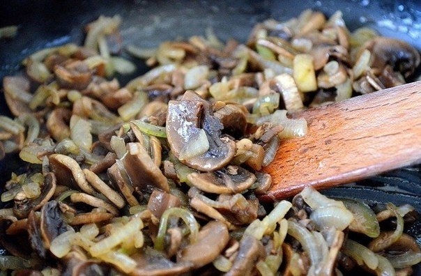 Фото к рецепту: Слоёная мясная запеканка в беконе