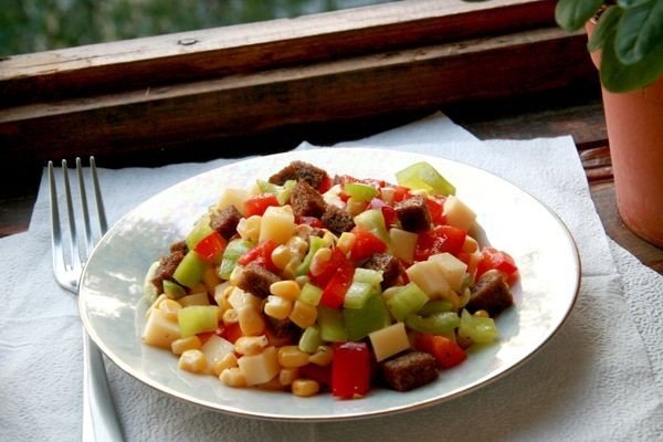 Фото к рецепту: Пёстрый салат из перца, сыра и кукурузы