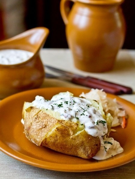 Фото к рецепту: Печеный картофель с селедочным соусом