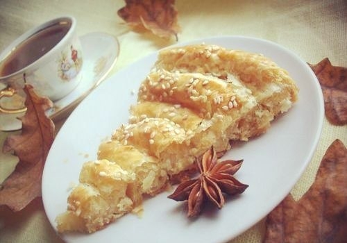 Фото к рецепту: Слоеный пирог с сыром.