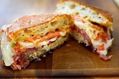 Фото к рецепту: 17 вариантов приготовить заправку для бутербродов.