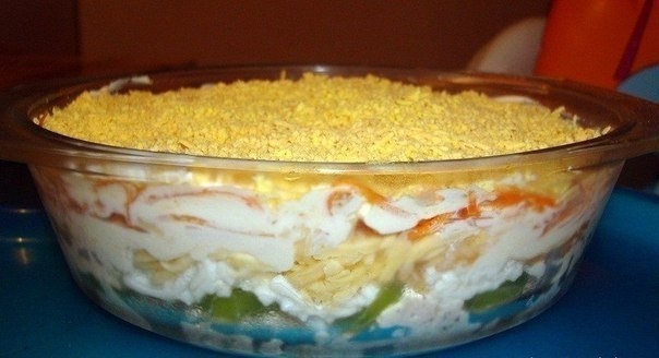 Фото к рецепту: Салат из курицы с корейской морковью и киви