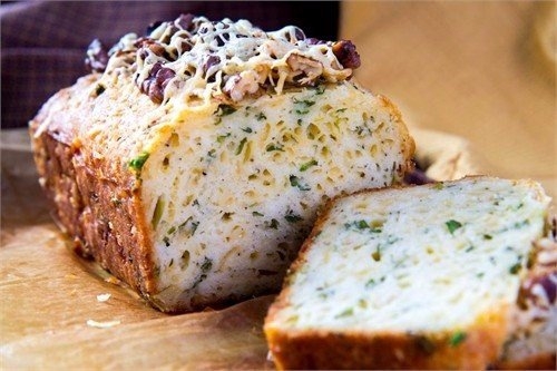 Фото к рецепту: Кекс с сыром и зеленью