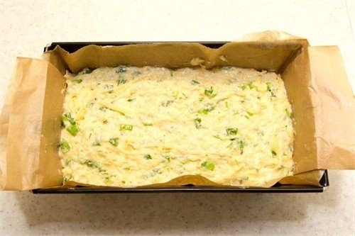 Фото к рецепту: Кекс с сыром и зеленью